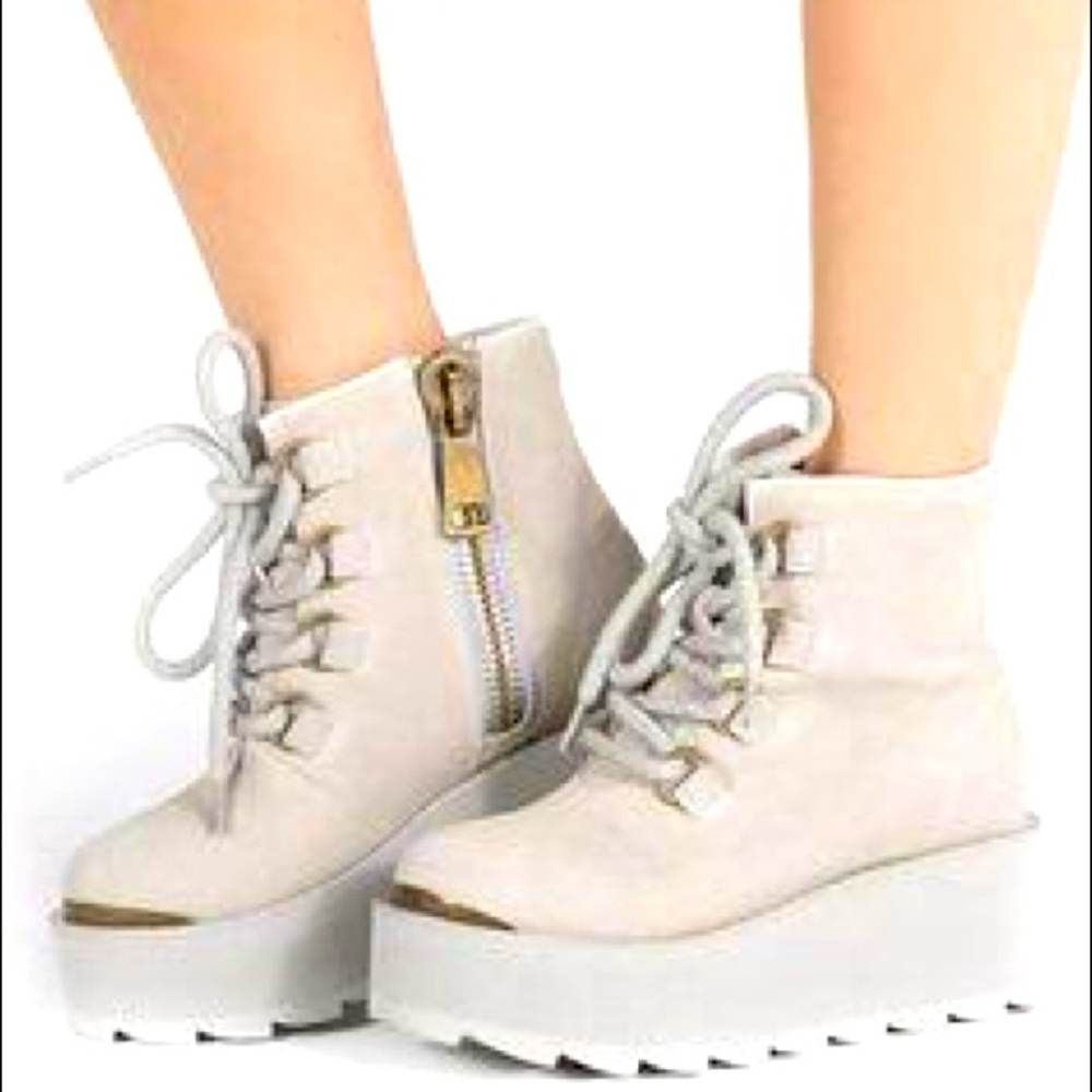 YRU size 7 Grey/Brass Denali Platform Boot